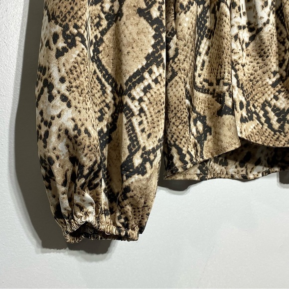 AKIRA Blouse Womens M Snakeskin Print V-Neck Long Sleeve Cinched Waist - Picture 4 of 16